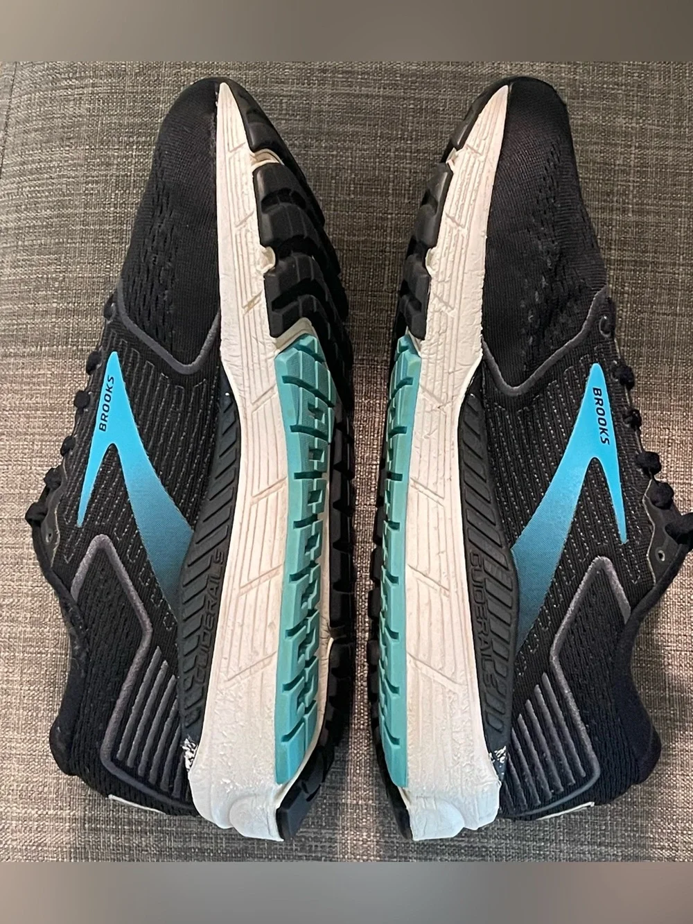 Women’s Brooks Ariel 20, max black 10.5 D athletic shoes. Great condition.!